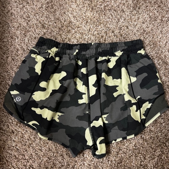 Lululemon Hotty Hot Low-Rise Short 2.5" Heritage 365 Camo Crispin Green Multi - Picture 2 of 3